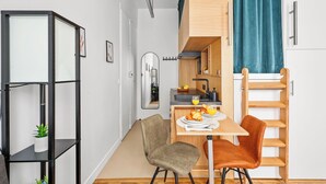 Studio trung tâm thành phố, 1 giường đôi và sofa giường, không hút thuốc | Khu ăn uống