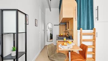 City-Studio, 1 Doppelbett und Schlafsofa, Nichtraucher | Speisen