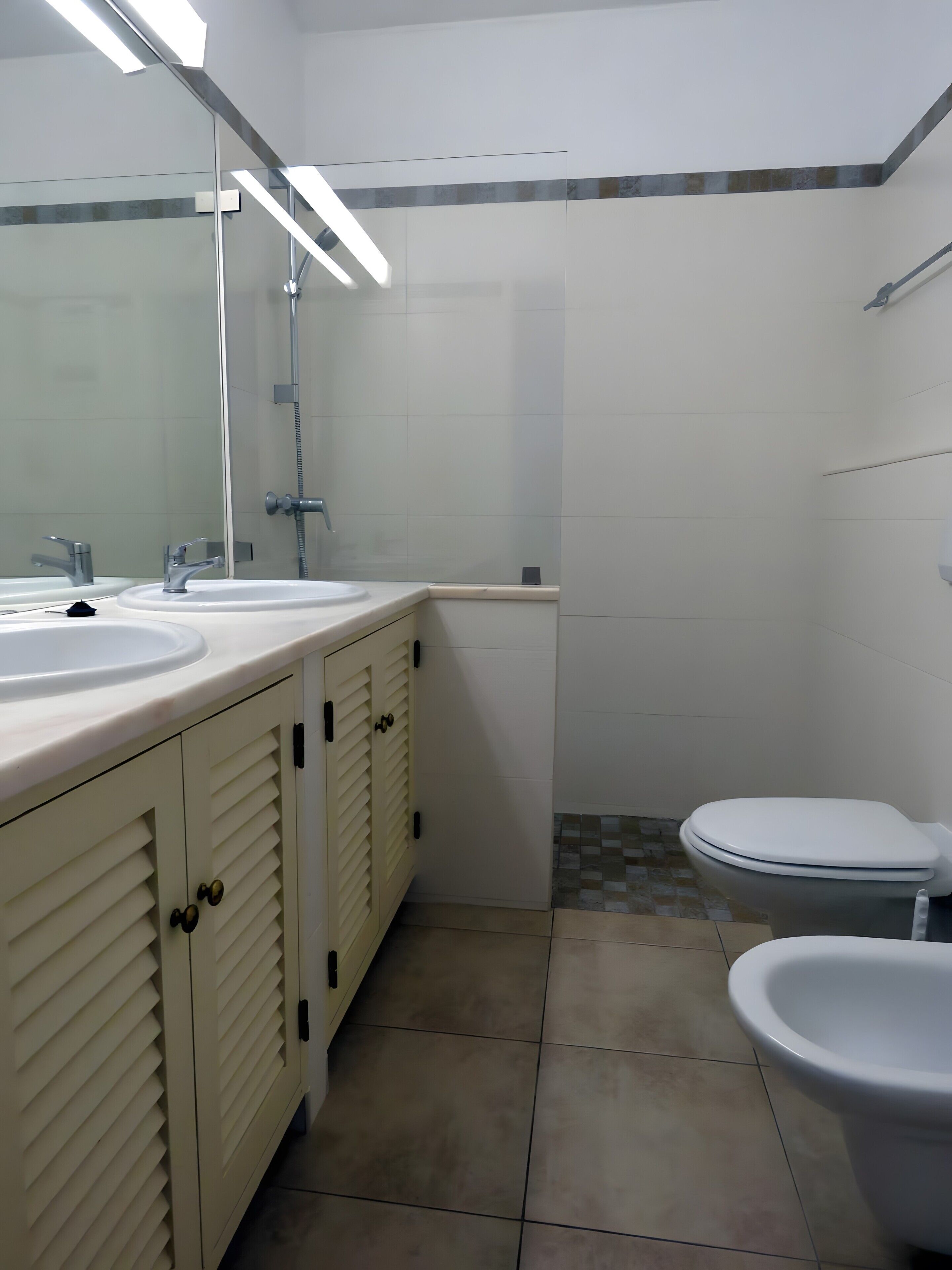 Douche, sèche-cheveux, serviettes fournies