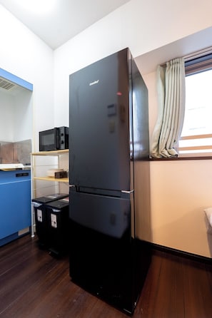 Kühlschrank, Mikrowelle, Herdplatte, Kochgeschirr/Geschirr/Besteck