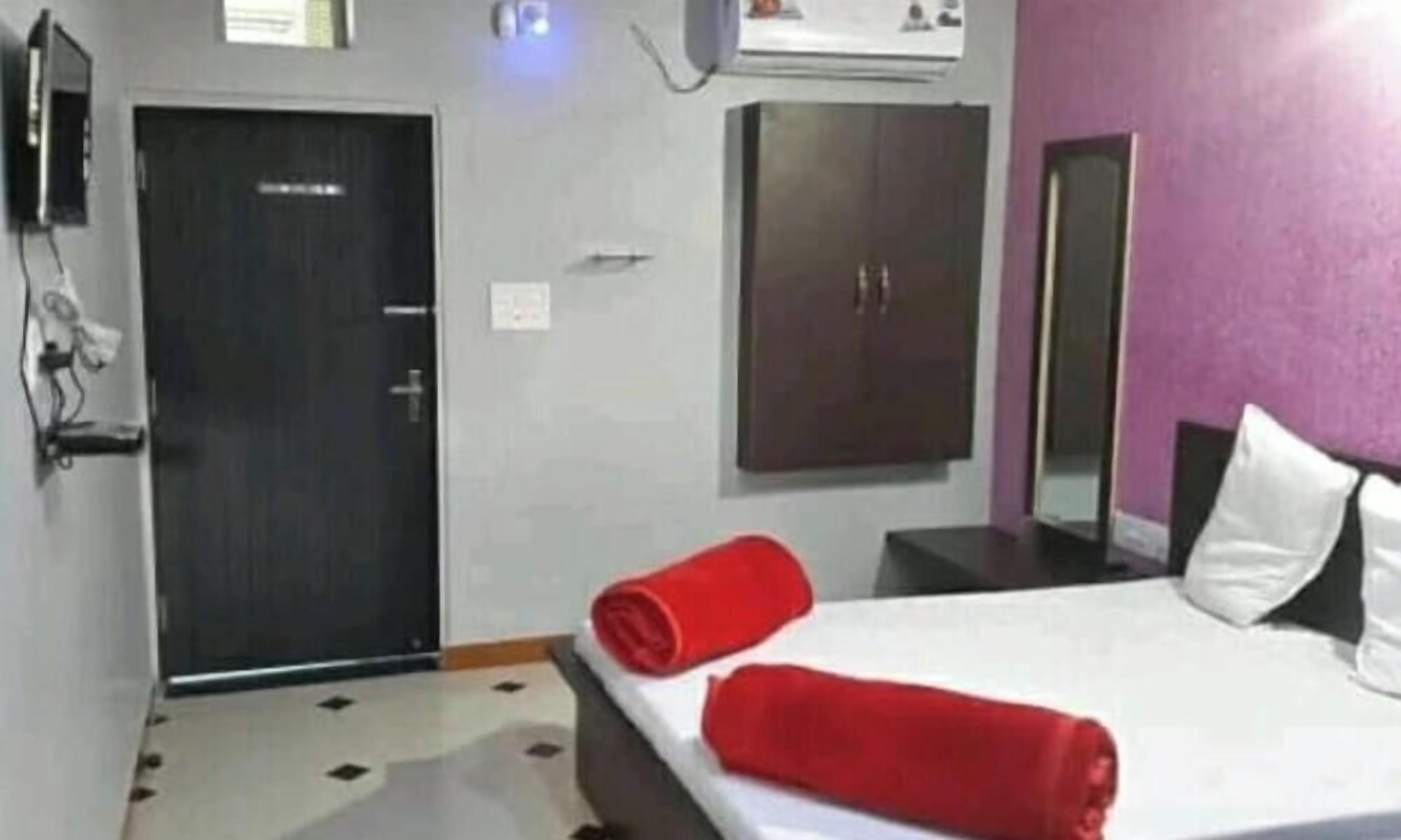 Deluxe Double Room, City View | Desk, free WiFi