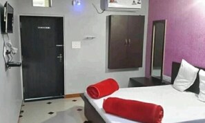 Deluxe Double Room, City View | Desk, free WiFi
