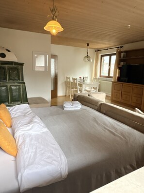 Living area - 90 m² Alpenglück with hotel comfort: use of sauna/whirlpool/breakfast can be booked additionally (Flintsbach am Inn)