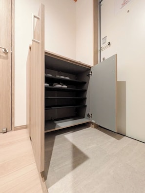 Ein Zimmer mit Einbauschrank, der mehrere Regale und eine Schiebetür bietet.