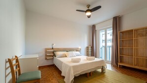 A bedroom with a bed, a desk, a chair, a ceiling fan, a window, and a wardrobe. - GuestHost - Comfy Flat X4 Near the Center (Trieste)
