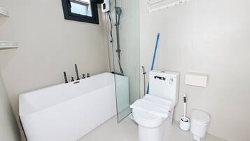 Villa familiar, 3 habitaciones, piscina privada | Baño | Secador de pelo, toallas, jabón y champú