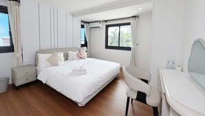 A modern hotel room with a large bed, a desk, a chair, and a view of the outdoors. - POOL Villa KTV BBQ Friends Thepprasit (Muang Pattaya)