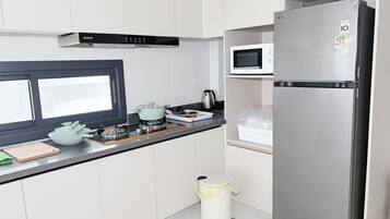 Familievilla - 3 soveværelser - privat pool | Privat køkken | Køleskab, mikrobølgeovn, kogeplade, køkkentøj/tallerkener/redskaber