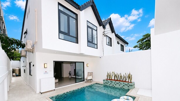 A modern two-story house with a swimming pool, a covered patio, and a view of the sky. - POOL Villa KTV BBQ Friends Thepprasit (Muang Pattaya)