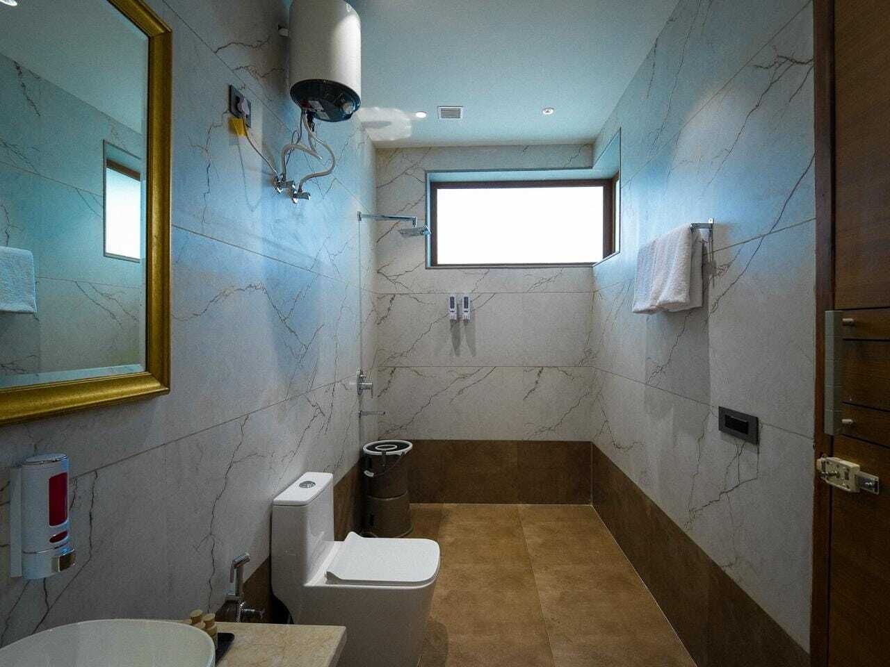 Un baño con inodoro, lavabo y espejo.