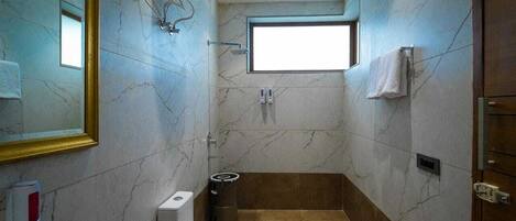 Un baño con inodoro, lavabo y espejo.