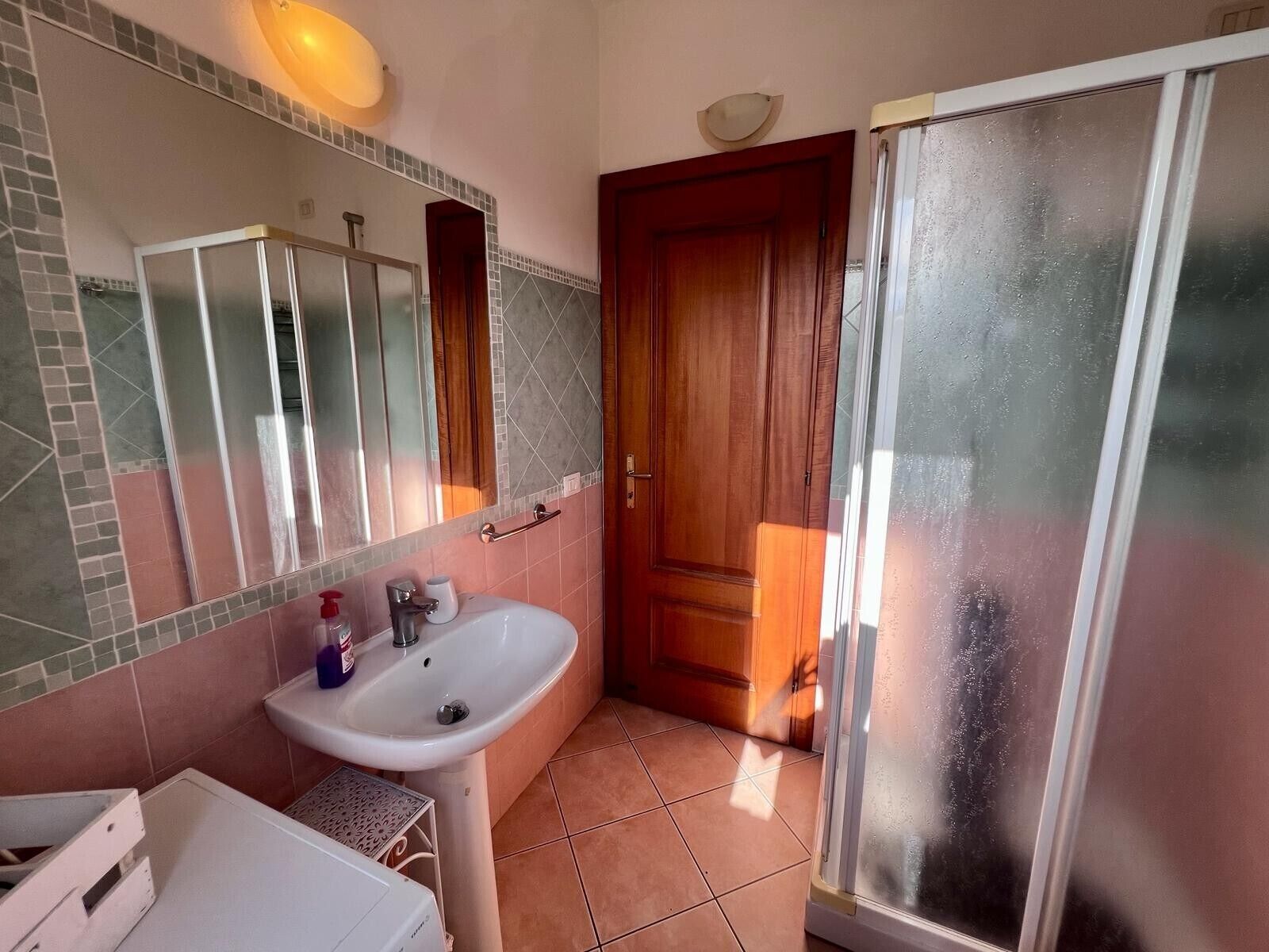 Een douche, een haardroger, handdoeken