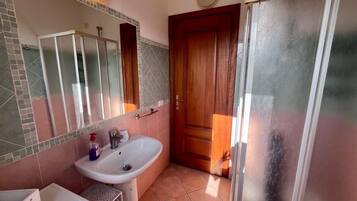 Een douche, een haardroger, handdoeken