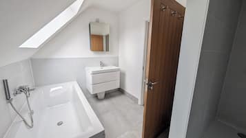 Baignoire et douche séparées, baignoire relaxante profonde