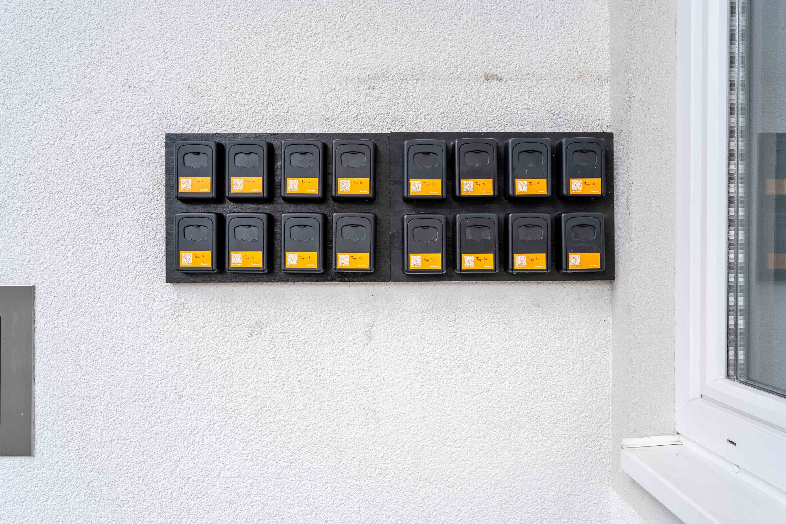 Un panel fijado a la pared con varios interruptores o controles.