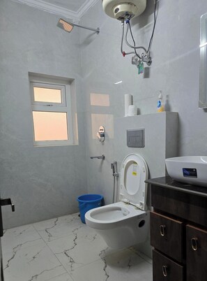 Family Studio, Garden View | Bathroom | Shower, free toiletries, hair dryer, slippers - Cassa Stay - Vasant Kunj (New Delhi)