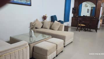 Deluxe Triple Room | Lobby