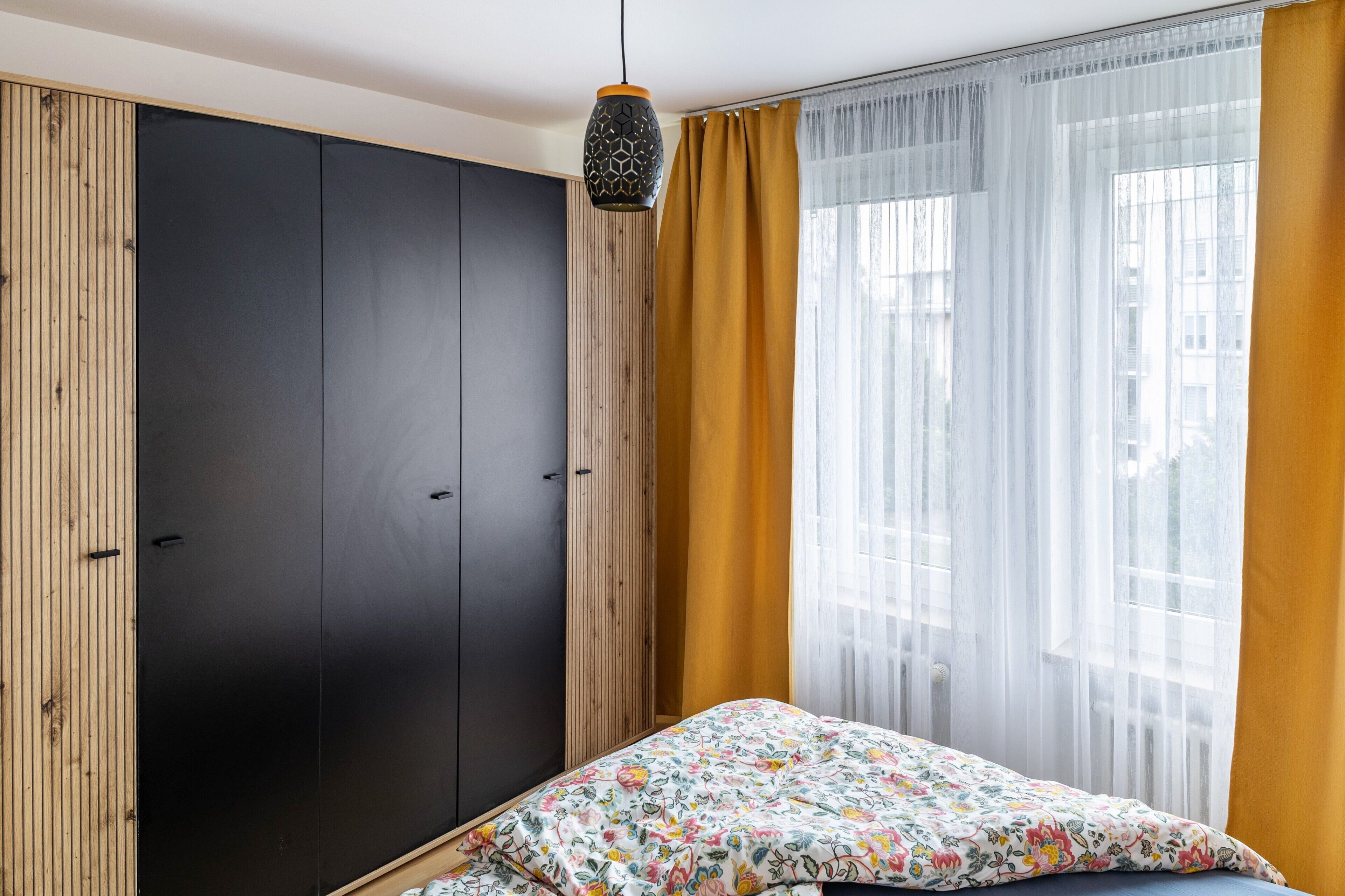 Tabla de planchar con plancha, wifi y ropa de cama 