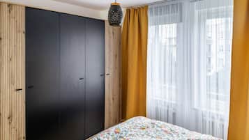 Tabla de planchar con plancha, wifi y ropa de cama
