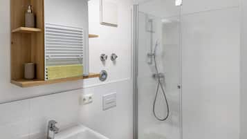 Dusche, Haartrockner, Handtücher