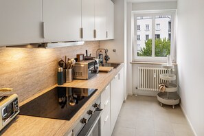 Cafeteira/chaleira, geladeira, micro-ondas, fogão
