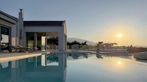 A modern house with a swimming pool, a covered patio, and a view of the mountains. - Oramia Infinity Villa with Private Heated Pool in Chania (Chania)