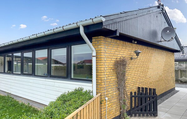 Exterior - Awesome home in Thyborøn with WiFi (Thyborøn)