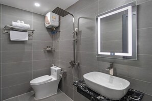  ฝักบัว, ของใช้ในห้องน้ำฟรี, ไดร์เป่าผม, เสื้อคลุมอาบน้ำ