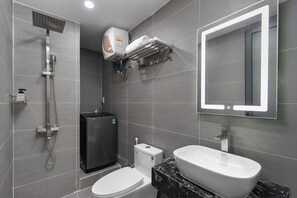 Chuveiro, produtos de toalete grátis, secador de cabelo 