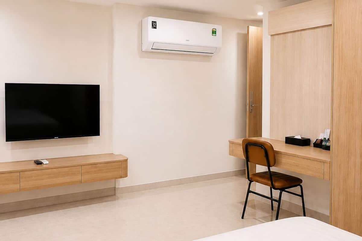 Doppia Deluxe, vista città | Minibar, una scrivania, tende oscuranti, insonorizzazione