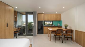 Monolocale Deluxe, balcone, vista città | Minibar, una scrivania, tende oscuranti, insonorizzazione