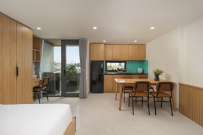 Deluxe studio, balkon, uitzicht op stad | Een minibar, een bureau, verduisterende gordijnen, geluiddichte muren