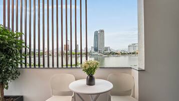 Premier Apartment, Balcony, River View