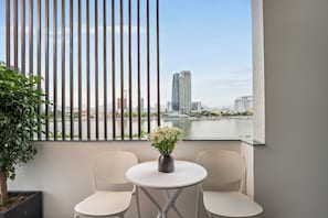 Apartemen Premier, balkon, pemandangan sungai | Minibar, meja kerja, tirai kedap cahaya, dan kedap suara