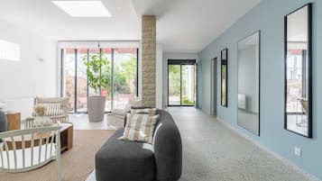 Apartment | Living area | Fireplace