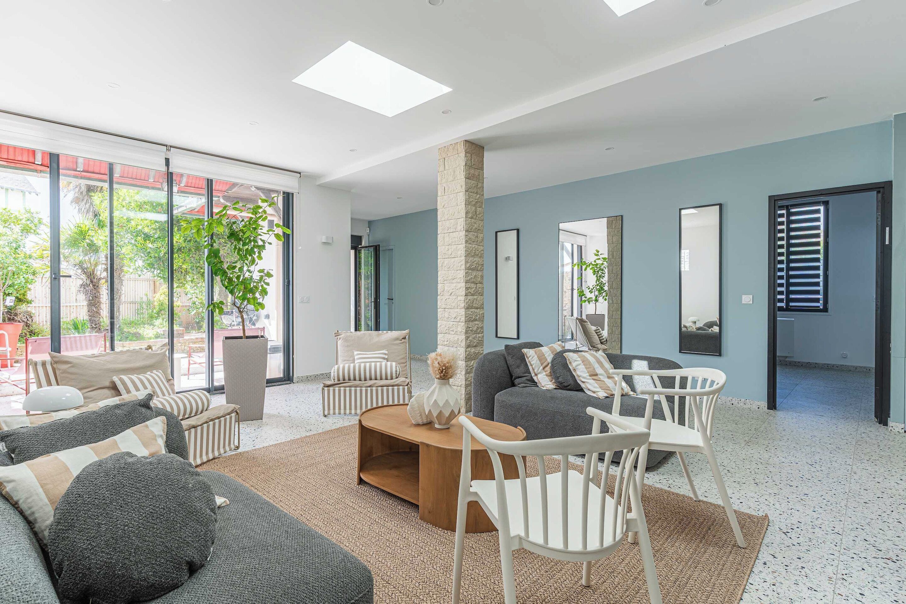 Apartment | Living area | Fireplace