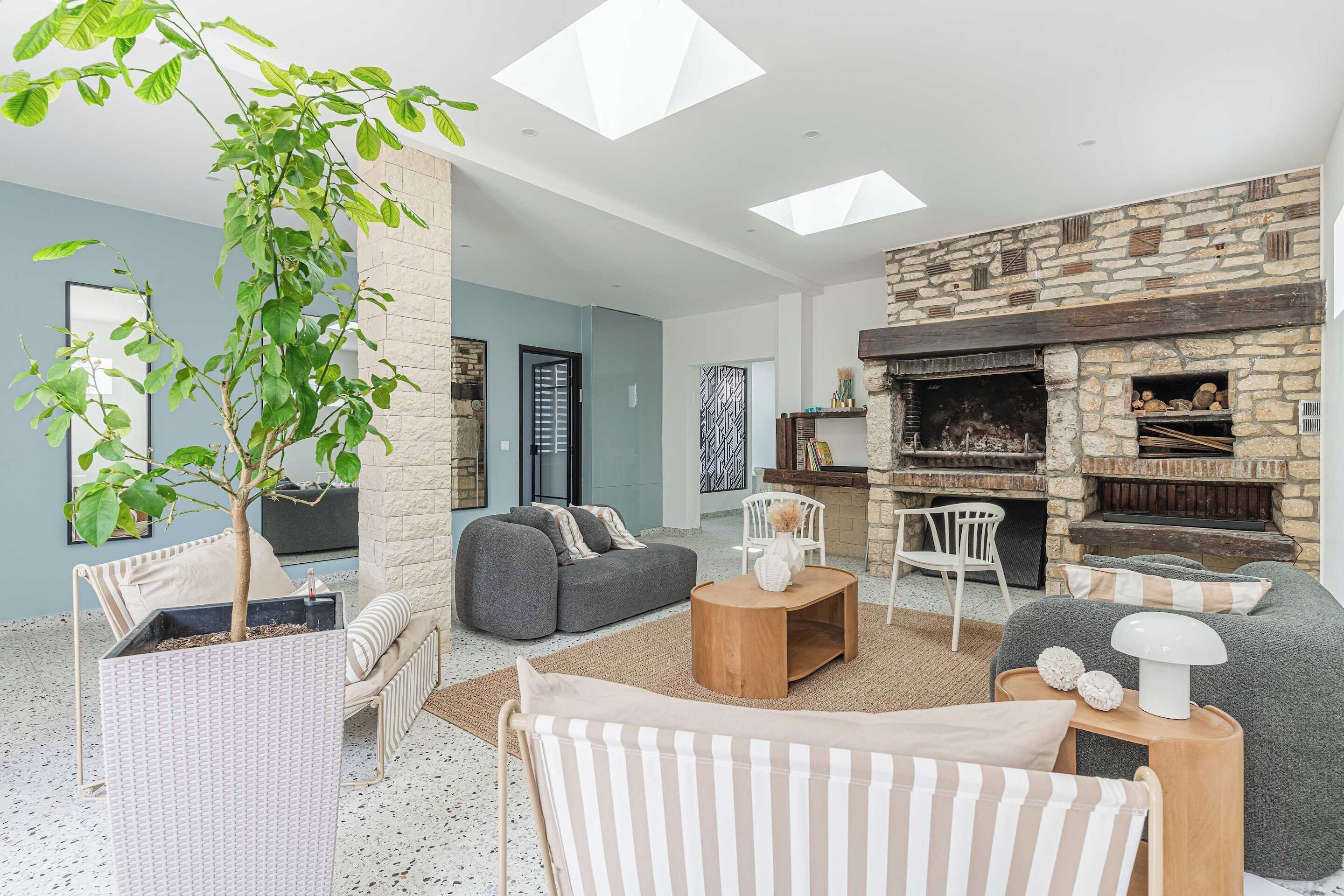 Apartment | Living area | Fireplace