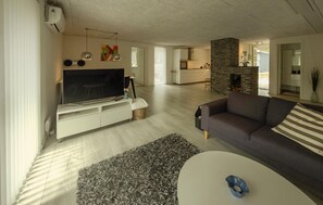 Smart TV, fireplace - Cozy home in Ebeltoft with WiFi (Ebeltoft)