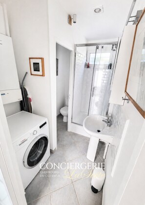 Bathroom - Vrbo Property (Quettehou)