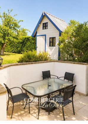 Outdoor dining - Vrbo Property (Quettehou)