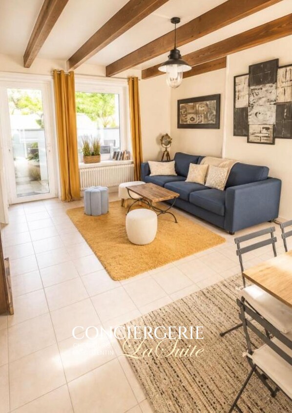 Living area - Vrbo Property (Quettehou)