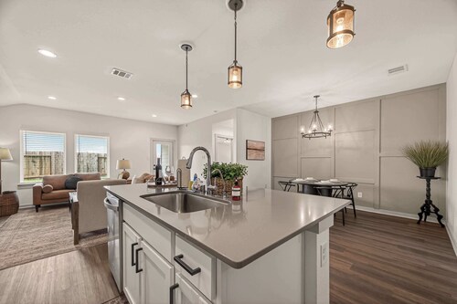 Texas Crew Retreat:4BR, Huge Parking & TVs