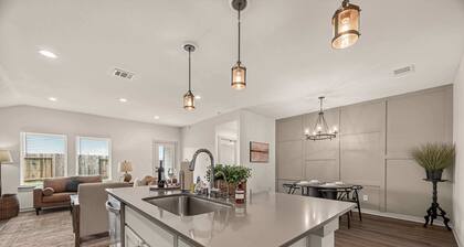 Texas Crew Retreat:4BR, Huge Parking & TVs