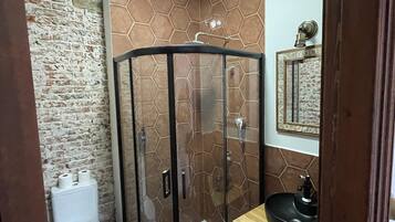 Deluxe Room | Bathroom | Shower, hair dryer, towels, shampoo