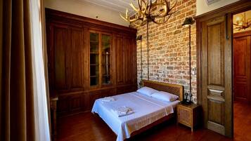 Deluxe Room | Desk, laptop workspace, bed sheets