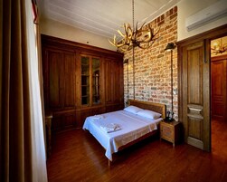 Escritorio, espacio para trabajar con laptop y ropa de cama 
