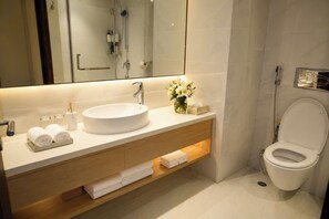 Hair dryer, towels, soap, toilet paper - Căn hộ Wyndham Soleil 5 sao, ban công biển Mỹ Khê (Đà Nẵng)