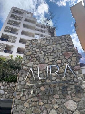 Eine Steinmauer mit der Inschrift 'AURA TOWER'.