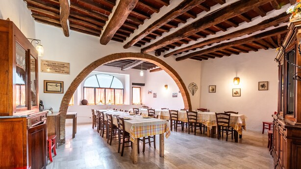 A restaurant with wooden beams, arched ceilings, and multiple tables with chairs. - Girasole Room – Poggio alla Luna with Mountain View and Wi-Fi (Gerfalco)