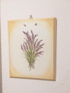 Une illustration botanique encadrée, accrochée au mur.